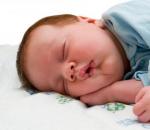 Что делать, если у ребенка потеет голова во сне?